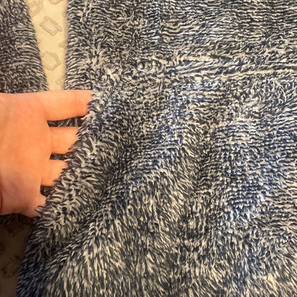 ❤️3/$30❤️Oneill Blue/White Fuzzy Sweater Size Small - Picture 4 of 6